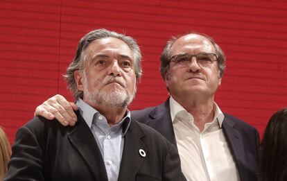 Pepu Hernández (a la izquierda), candidato del PSOE al Ayuntamiento de Madrid, junto a Ángel Gabilondo, cabeza de lista a la Comunidad de Madrid, tras conocer los resultados.