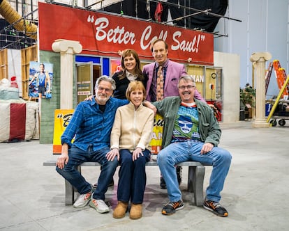 Peter Gould, Rhea Seehorn, Carol Burnett, Bob Odenkirk y Vince Gilligan, en el rodaje del penúltimo episodio de 'Better Call Saul'.