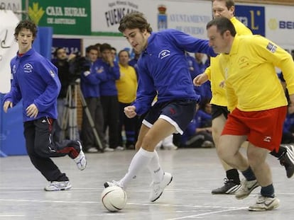 Alonso deja el volante y se pone las botas por una causa benéfica
