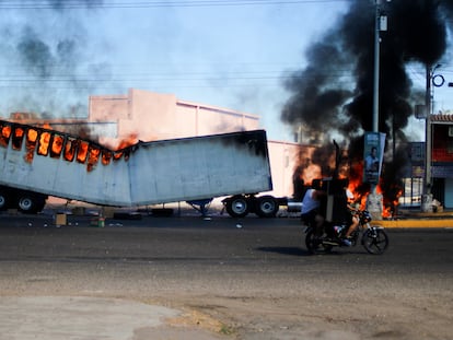 Un camión en llamas durante la violencia que siguió a la captura de Ovidio Guzmán, en las calles de Culiacán (Sinaloa), este jueves.