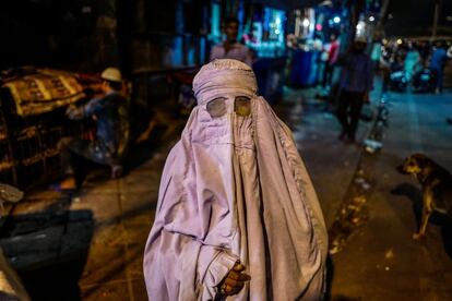 Una mujer viste un burqa en una de las calles de la ciudad vieja de Nueva Delhi (India) durante la celebración del Ramadán.