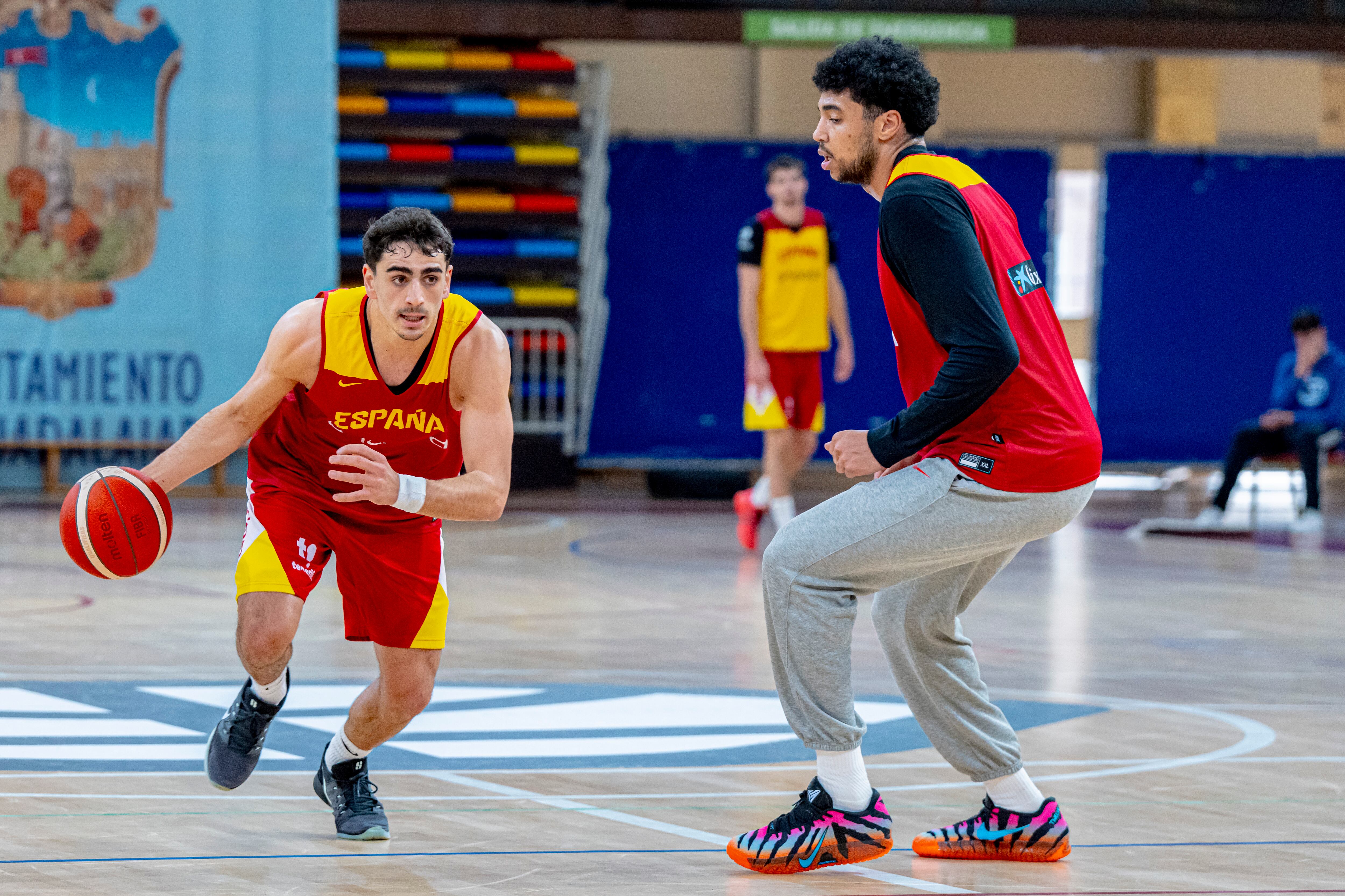 Álvaro Cárdenas, ante Izan Almansa en un entrenamiento de España en Guadalajara, en una imagen de la FEB.