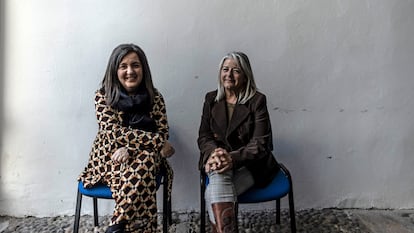 Nuria Varela, directora de Igualdad del Gobierno de Asturias, y Manuela Suárez, coordinadora contra la Violencia de Género, posan en la sede del centro de crisis en Oviedo, este viernes.