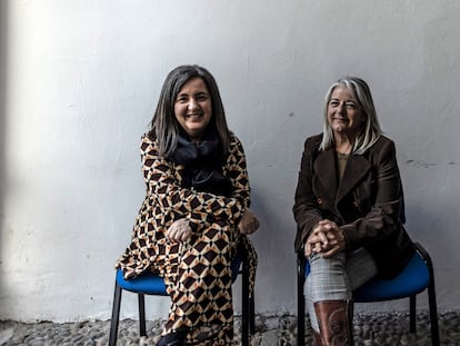 Nuria Varela, directora de Igualdad del Gobierno de Asturias, y Manuela Suárez, coordinadora contra la Violencia de Género, posan en la sede del centro de crisis en Oviedo, este viernes.