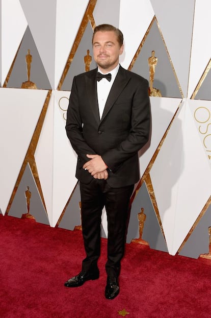 La suerte de Leonardo DiCaprio cambió y se llevó el Oscar al mejor actor. El cinco veces nominado a un Oscar, desfiló por la alfombra roja vestido con un esmoquin y pajarita de Armani. El intérprete, de 41 años, que en las últimas entregas de los premios Globos de Oro, Bafta y Sindicato de Actores ha arrasado llevándose el reconocimiento como mejor actor por su papel en la película ‘El renacido’.

Una vez más, DiCaprio acudió solo a la gala. En enero de este año, el actor terminó su noviazgo con la modelo Kelly Rohrbach. No es habitual que la estrella acuda a las galas acompañado, pero en 2005 fue a la ceremonia con su entonces novia, la modelo brasileña Gisele Bündchen. Y en alguna ocasión su madre, Irmelin Indenbirken, ha sido su pareja.