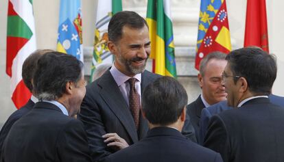 2 de octubre de 2012. Don Felipe conversa con los presidentes de las comunidades autónomas en la V Conferencia de Presidentes que se celebró en el Senado, en Madrid.