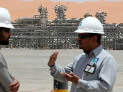 Dois funcionários da Aramco nas instalações de Shaybah (Arábia Saudita).