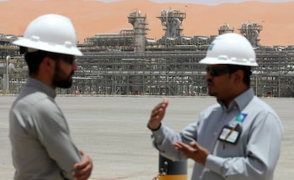 Dois funcionários da Aramco nas instalações de Shaybah (Arábia Saudita).