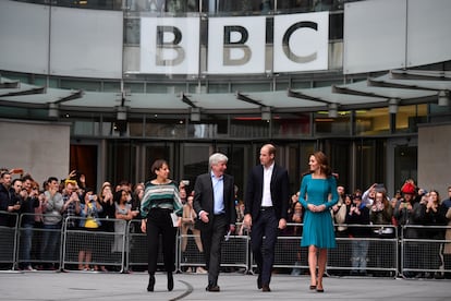 Guillermo y Kate, duques de Cambridge, con el director general de la BBC, Tony Hall, y la directora de BBC Children, Alice Webb, en las oficinas de la BBC en Londres, en noviembre de 2018.