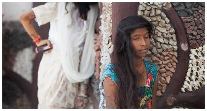 Sonam, en primer plano, posa delante de su hermana Chanchal. Ambas fueron atacadas con ácido por hombres que las molestaban.