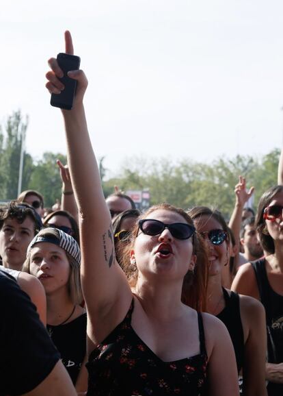 Una joven cantana una de las canciones durante la actuación de uno de los grupos.