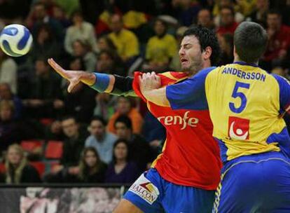 Romero lucha por la pelota con Andersson.