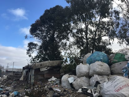 Una casa junto a bolsas de basura en el asentamiento Felipe Cardoso.