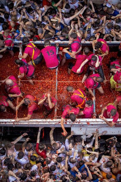 La Tomatina de Bunyol celebra aquest any el 70è aniversari. A la imatge, un camió carregat de tomàquets durant el recorregut per Bunyol, el 26 d'agost del 2015.