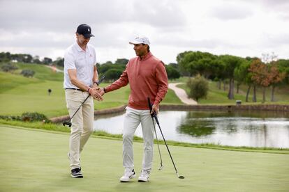 Pau Gasol y Rafa Nadal, este lunes en un torneo de golf solidario en Boadilla del Monte.