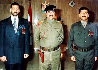 Sadam Husein, flanqueado por sus hijos Uday (izquierda) y Qusay durante una ceremonia en 1996.