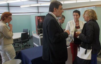 Goirizelaia, con chaqueta blanca, junto a Ibarra y Carmena, ayer en Bilbao. A la izquierda, Pagazaurtundua.