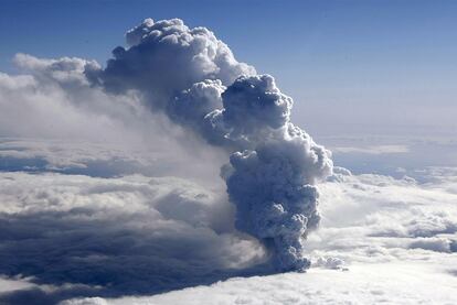 La eupción del volcán ha arrojado una nube de cenizas sobre el Mar del Norte, en un área que afecta desde el norte de las costas irlandesas y escocesas hasta el norte de Noruega, Suecia y Finlandia.