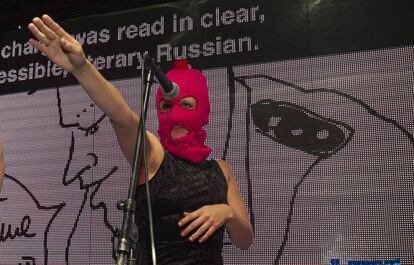 Maria Alyokhina durante la actuación de Pussy Riot en Belgrado, Serbia, el pasado miércoles.