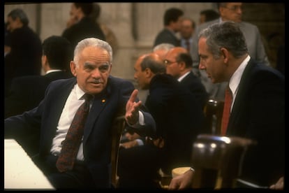 Netanyahu charla con el entonces primer ministro israelí, Yitzhak Shamir, durante la sesión de apertura de la Conferencia de Madrid, el 30 de octubre de 1991.  