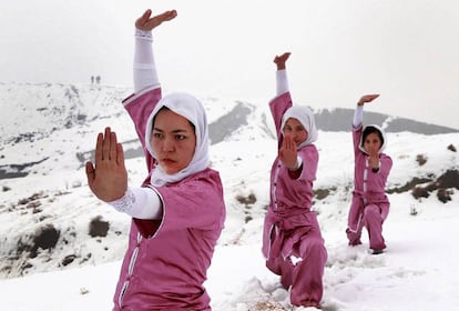 Jóvenes afganas del club de artes marciales Shaolin Wushu entrenan en la cima nevada de una montaña en Kabul (Afganistán), el 25 de enero de 2017. El club está compuesto por 20 chicas afganas con edades comprendidas entre los 14 y los 20 años.