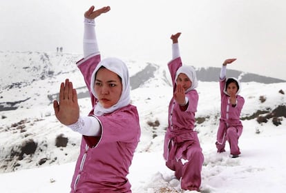 J&oacute;venes afganas del club de artes marciales Shaolin Wushu entrenan en la cima nevada de una monta&ntilde;a en Kabul (Afganist&aacute;n), el 25 de enero de 2017. El club est&aacute; compuesto por 20 chicas afganas con edades comprendidas entre los 14 y los 20 a&ntilde;os. 