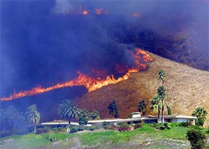 En la imagen, las llamas arrasan una zona residencial del sur de California.