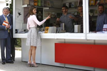 La Reina Letizia, acompañada por el ministro en funciones de Educación, Cultura y Deporte, Íñigo Méndez de Vigo, inaugura 75º edición de la Feria del Libro de Madrid.