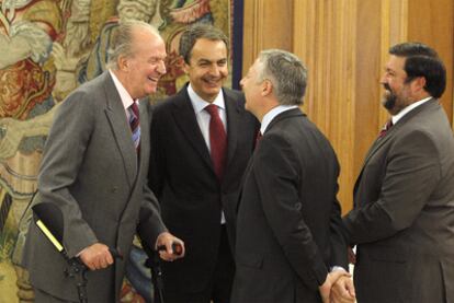 El Rey, apoyado en unas muletas, bromea con José Blanco, José Luis Rodríguez Zapatero y Francisco Caamaño en La Zarzuela.