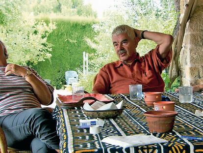 <b>El documental sigue a Maragall en su vida cotidiana. Aquí con su esposa en la casa del Ampurdá (Girona).</b>