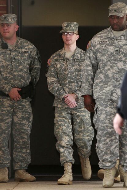 El soldado Bradley Manning sale del tribunal escoltado tras concluir la vista preliminar.