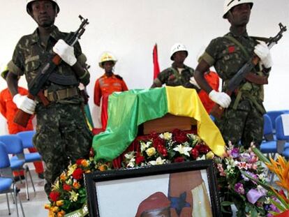 Honras fúnebres por el jefe del Ejército de Guinea-Bissau, Batiste Tagme na Waje, asesinado el pasado 2 de marzo.