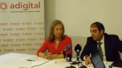 Elena G&oacute;mez del Pozuelo, presidenta de Adigital, y Lorenzo Amor, presidente nacional de la Federaci&oacute;n de Aut&oacute;nomos (ATA), ayer durante la firma del convenio.