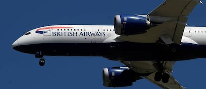 Un avión de British Airways en vuelo.