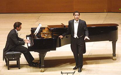 El tenor Juan Diego Flórez y el pianista Vincenzo Scalera durante su actuación en San Sebastián.