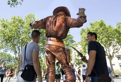 El vaquero es otra de las estatuas favoritas de los turistas que visitan La Rambla.