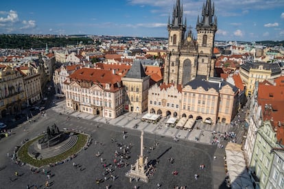 Vista desde las alturas de la Plaza de la Ciudad Vieja de Praga.