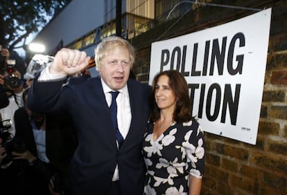 El primer ministro británico, Boris Johnson, y su entonces mujer, Marina Wheeler, tras votar en la consulta en Londres en 2016.