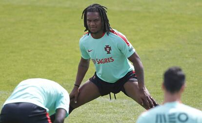 Renato Sanches durante un entrenamiento con la selecci&oacute;n lusa