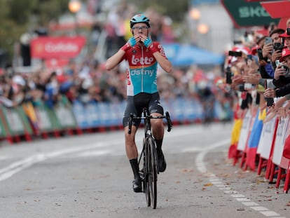 El ciclista danés Andreas Kron, del Lotto Dstny, se impone vencedor de la segunda etapa de La Vuelta.