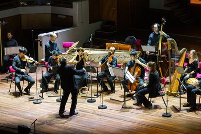 Pedro Memelsdorff dirige a los instrumentistas de su grupo Arlequin Philosophe en el descabellado concierto de clausura del festival.