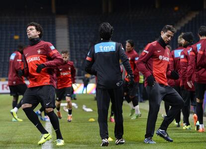 Pepe (izquierda) y Cristiano Ronaldo (derecha) se ejercitan durante el entrenamiento en Estocolmo.