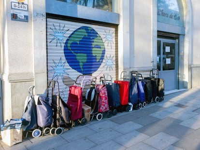 Carros de familias que acuden a recoger comida en una ONG del barrio del Raval de Barcelona, en abril de 2021.