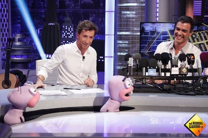 El secretario general del PSOE, Pedro Sánchez, en 'El Hormiguero', programa de Antena 3, junto a su presentador, Pablo Motos. Una de las facetas que ha caracterizado el liderazgo de Sánchez ha sido sus numerosas aparaciones e invertenciones en programas como 'Planeta Calleja', de Cuatro, o en 'Sálvame', de Telecinco.