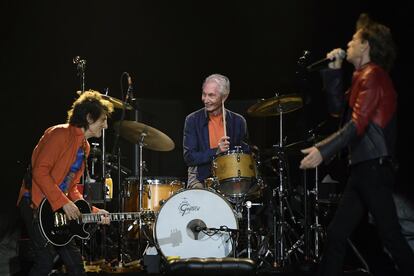 Charlie Watts, en el centro, en un concierto con los Rolling Stones en Denver en agosto de 2019.