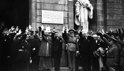 Miguel Díaz de Gómara, l’alcalde Miquel Mateu, Eliseo Álvarez i José María Milà Camps, el maig de 1939, en la col·locació a la façana de l’Ajuntament de la placa que reprodueix l’últim comunicat de guerra.