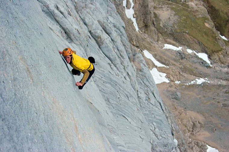 El alpinista austriaco Hansjörg Auer, en solitario en la ruta del Pescado, Marmolada, 2007.