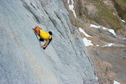 El alpinista austriaco Hansjörg Auer, en solitario en la ruta del Pescado, Marmolada, 2007.