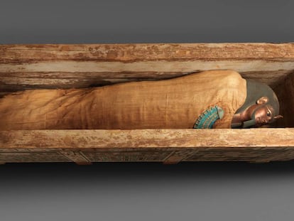 Ataúd y momia de Jnumhotep, del Reino Medio, dinastía XII, hacia 1981–1802 a.E.c. Metropolitan Museum of Art, New York.