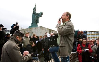 Un grupo de manifestantes durante un acto de protesta contra el Banco Central de Islandia, en Reikiavik, el 10 de octubre de 2008.